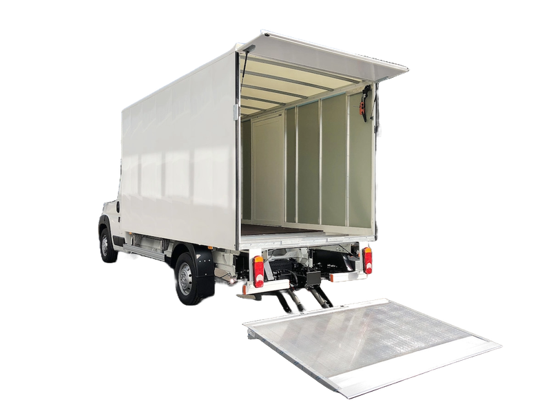 Noleggio lungo termine Fiat Ducato box e pedana - allestito Ducato chassis L4 140Cv con box in alluminio e porta laterale - pedana montacarichi da 750kg -  spoiler sopra cabina - sospensioni posteriori maggiorate - accensione automatica fari e tergi - fendinebbia - radio display 7" AA/CP + doppia presa USB  -  8 epal - OL